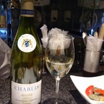 Deli＆Bar 秀 - シャブリ￥3000円  スイスイ飲めます。生ハムピザにピッタリ!