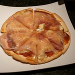 Deli＆Bar 秀 - 生ハムピザ￥700、カリッカリ＆熱々のピザ、旨すぎです。