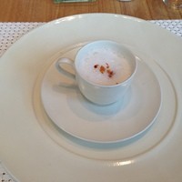 ミクニ マルノウチ - ごぼうのスープ、カプチーノ仕立て
