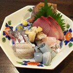 金町製麺 - 刺身盛（イワシ、鯵、ブリ、つぶ貝、烏賊など）