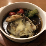 紅葉亭 - ホワイトボードの「おすすめ」煮込みハンバーグ1,280円。かなり本格的で、中華居酒屋さんとは思えません