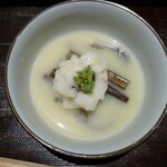 旅館 くらしき - 御温物  新玉ねぎ仕立て 鱧しゃぶ