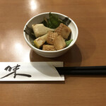 紅葉亭 - ある日のお通し。旬のたけのことイカの照り焼き。お値段を聞いたことはりませんが、お財布に影響する金額ではないはず（笑）。美味しいです