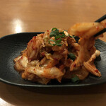 紅葉亭 - キムチ390円。ビールのお供に。酸っぱくなく、うまみがあります