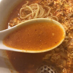 紅葉亭 - あっさりしているのにしっかりと旨味のあるスープ。唐辛子は旨味と甘みがプラスされるので、辛いのが得意なかたは、辛めでお願いするのが良いと思います