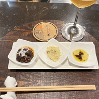 ビールと羊 - 前菜3種　右からヤギチーズとドライトマトのオイル漬け・ヤギ肉を使ったポテトサラダ・ヤギ肉角煮