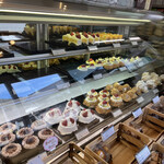 ケーキ＆フーズイマノ - 店内…ショーケースには可愛らしい丸いケーキが並んでいます♪