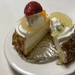 ケーキ＆フーズイマノ - シャトー470円…割ってみました♪中にはたっぷりの生クリームが入っています。