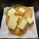 LAS PAPAS - お通しのクラッカーチーズ