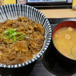 ごはん家 - 網焼きカルビ丼。ご飯が少し見え隠れ。味噌汁が付いてきます。