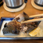 Meshi Sakai - 鹽烤鯖魚-筷子夾起
