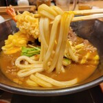 難波千日前 釜たけうどん - 肉天カレーうどん並の麺リフト