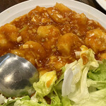 華珍園 - 大えびのチリソース煮 1,450円 × 2人前。
      小さい海老のチリソース煮は 880円。