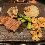 Teppanyaki Chayamachi - お肉、ニンニクチップ