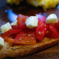 イル カルディナーレ 銀座本店 - 味恋トマトとモッツァレラチーズのブルスケッタ