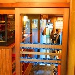 Kyou Tei Daikokuya - お店の中扉。左に待合席が3つほど。