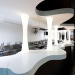 TOKYO 串 BAR - 人工大理石の光柱が織り成す新橋らしからぬお洒落な雰囲気