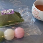 一畑山薬師寺 食堂 - 花団子と柏餅　¥50¥100