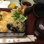 Daikokuya - キャーーー！！！大海老天重！¥1400。
                        
                        コレ お江戸のドブ漬けのが食いたくてさ、注文ん時に、天ぷらにはタレいっぱいで白メシにはタレ少なめでーってお願いした。
                        
                        
                        そしたら、タレ別で来ちゃった^^
                        