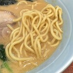 横浜家系ラーメン 圭壱家 - 麺は断面が正方形の中太麺。