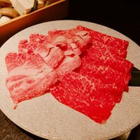 銀座しゃぶ輝 黒毛和牛しゃぶしゃぶ・すき焼き専門店 銀座本店 - 黒毛和牛の肩ロースと赤身肉