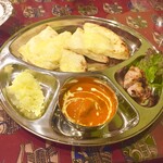 リトルスパイス - お子様セット
      チーズナンは中々エグい（笑）