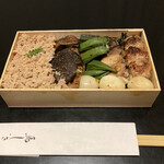 鳥しき - ご飯の上全体に海苔を敷き具材を乗せてます