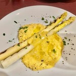 横浜馬車道 旬の肉料理イタリアン オステリア・アウストロ - 2022.4.  佐賀ホワイトアスパラのグリル 阿波すず香と卵とチーズのソース