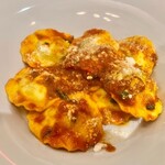 横浜馬車道 旬の肉料理イタリアン オステリア・アウストロ - 2022.4.  リコッタチーズとほうれん草を詰めたラビオリ ドライトマトのソース