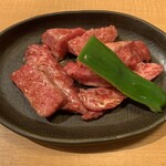 サクっと本格炭火焼肉　ハッピーホルモン - 並カルビ たれ、1,408円(税別)