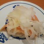 無添くら寿司 - オニオンサーモン (税込)110円 (2022.05.01)
