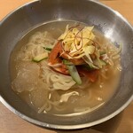 サクっと本格炭火焼肉　ハッピーホルモン - 盛岡冷麺、968円(税別)