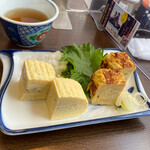 Kumohara Ooeyama Onisobaya - 玉子焼き東西味比べ　左:関西風だし巻き　右:関東風甘い玉子焼き