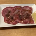 サクっと本格炭火焼肉　ハッピーホルモン - 塩タン、968円(税別)