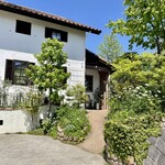 Sucre - 駐車場。ナチュラルガーデンがお出迎え