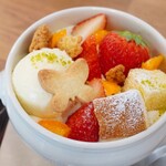 ハナツムリ - 【2022.04】いちごのパフェ(680円+税)