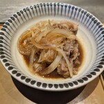 やよい軒 - ミニすき焼き
            牛肉と結び蒟蒻と…殆どタマネギ
            タマネギが少々煮込み不足気味
            牛丼っぽさ払拭のためにも長葱がベターでは