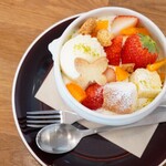 ハナツムリ - 【2022.04】いちごのパフェ(680円+税)