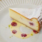 ハナツムリ - 【2022.04】ラズベリーとホワイトチョコのチーズケーキ(460円+税)