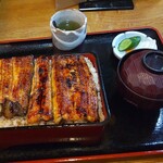 うな善 - 鰻が2段になって入っています。 ご飯の中にも、鰻がビッシリと全面に入っています。