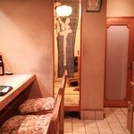 しな川 - 店内。奥は座敷がありますね♪