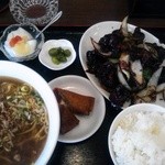 天香一 - 黒酢鶏肉定食880円　　台湾ラーメン