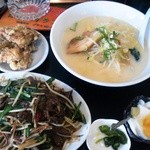 天香一 - ニラレバー定食880円　豚骨ラーメン