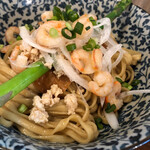 ラーメン イッケン - 角度を変えて。海老と新玉ねぎ、鶏挽肉が乗ってます。