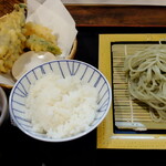 Hegi Soba Kon - ご飯全景。料理は写真では明るく写ってるけど、実際の店内はもっと薄暗い印象である