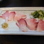 活海老 貝 卸の店 うみさち - コリコリ食感の「土佐ジローのトサカの刺身」（500円）