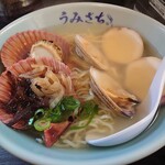 活海老 貝 卸の店 うみさち - 澄んだスープの「うみさちラーメン長太郎」（950円）