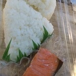 Tagasabisuerianoborisenshoppingukona - 22/5 塩むすびと焼鮭:493円