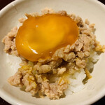 おみ乃 - ・そぼろと黄身醤油漬けオンザライス