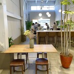 Mr.Bakeman - ホワイトベースでまとめた、高い天井が気持ちいい開放感のあるカフェ